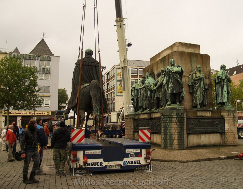 Reiterdenkmal kehrt zurueck auf dem Heumarkt P18.JPG